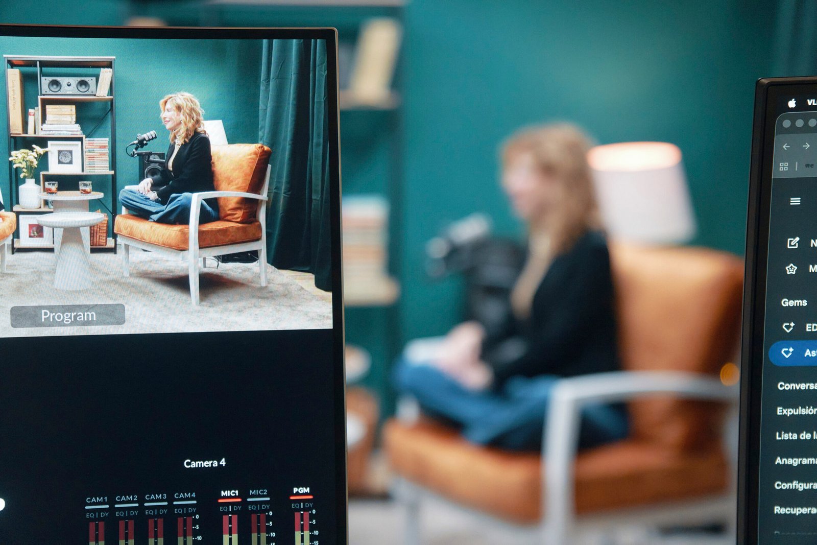 Control de realizacion multicamara en directo durante una sesion de grabacion de videopodcast profesional
