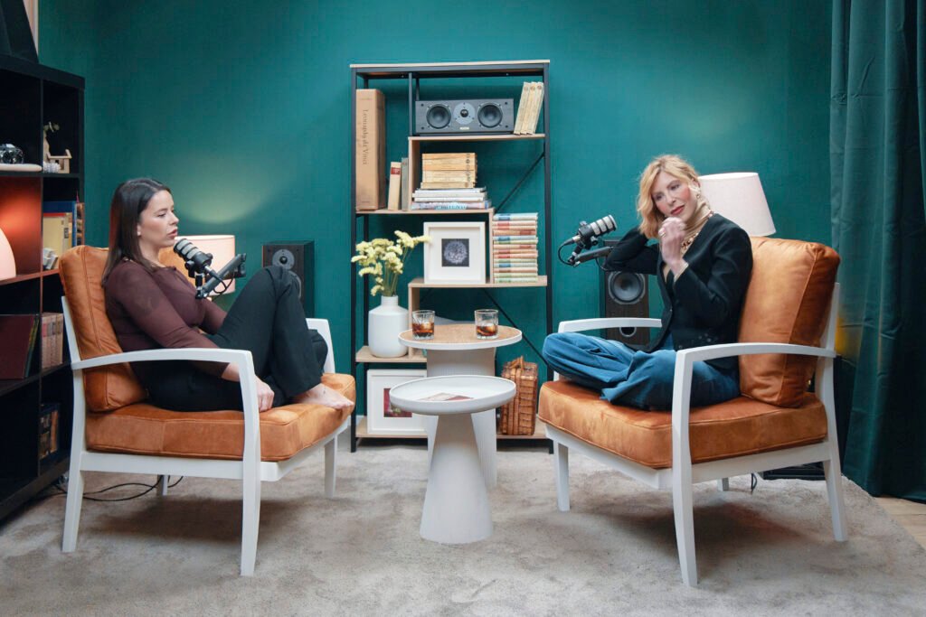 Dos personas conversando en una sesion de grabacion de podcast en el set The Library del estudio Martini Shot